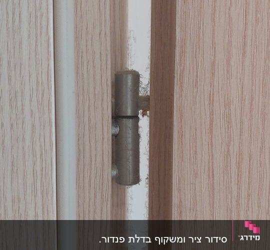 ציר דלת מעץ עם מסגרת מתכת